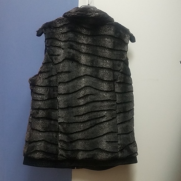 Erin London Faux Fur Vest - Picture 2 of 3